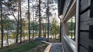 Ein Holzhaus mit einem Kiesweg, der zu einer Terrasse führt.