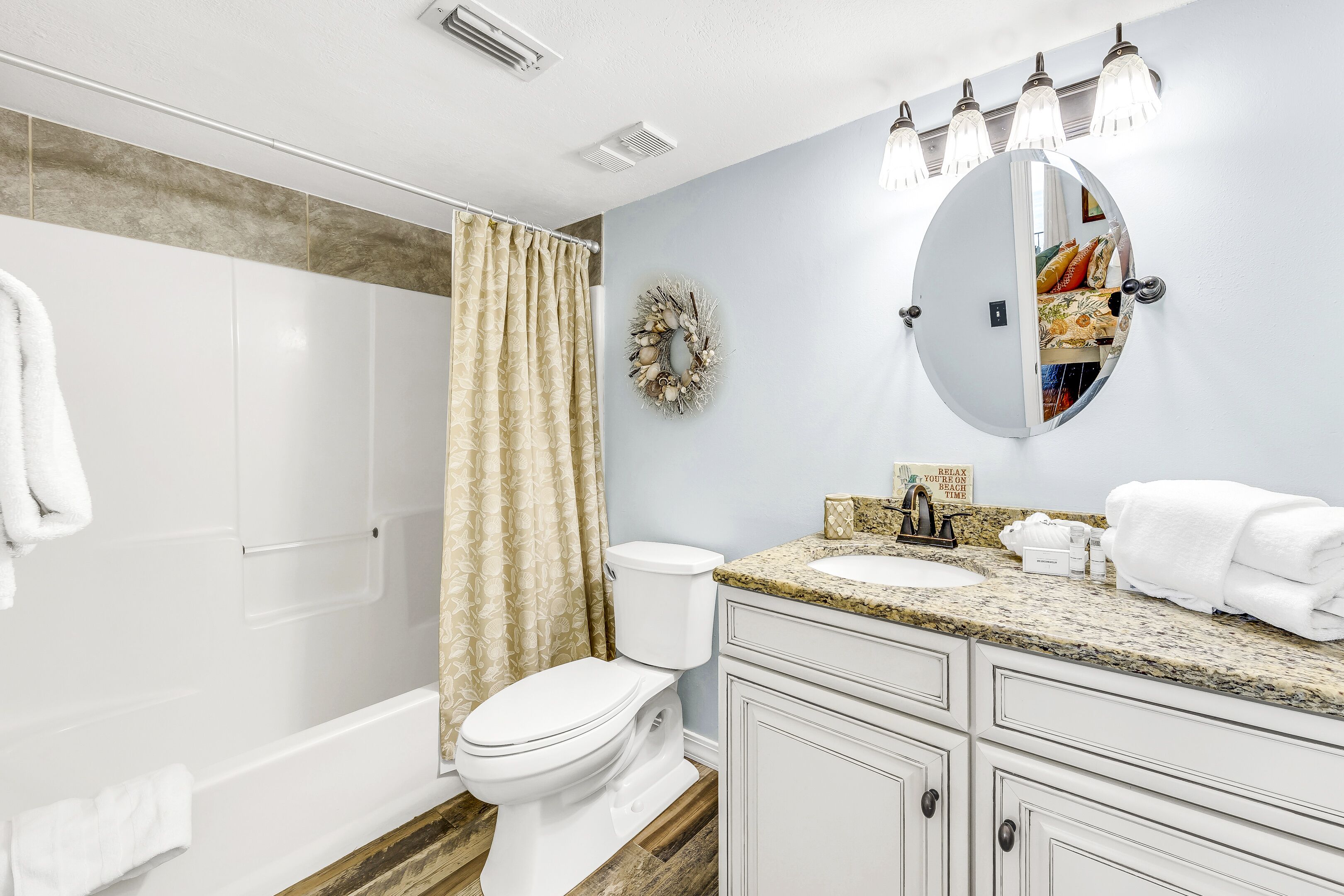 Un bagno con doccia, toilette, lavandino e mobile lavabo.