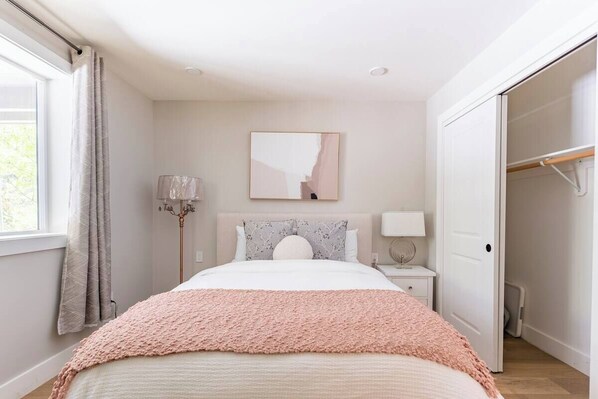 2 habitaciones, tabla de planchar con plancha, wifi y ropa de cama