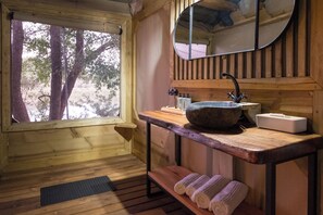 Douche, serviettes fournies, savon, shampoing