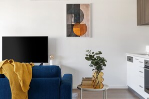 TV - Caulfield Elegance: Chic Abode (Caulfield North)
