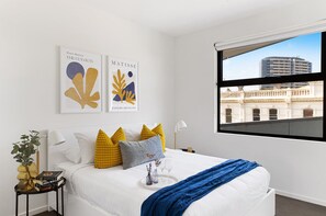 2 bedrooms, desk, iron/ironing board, travel cot - Caulfield Elegance: Chic Abode (Caulfield North)