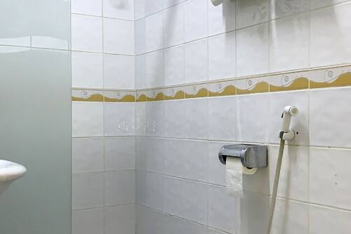 Regadera, amenidades de baño gratuitas, toallas, papel de baño