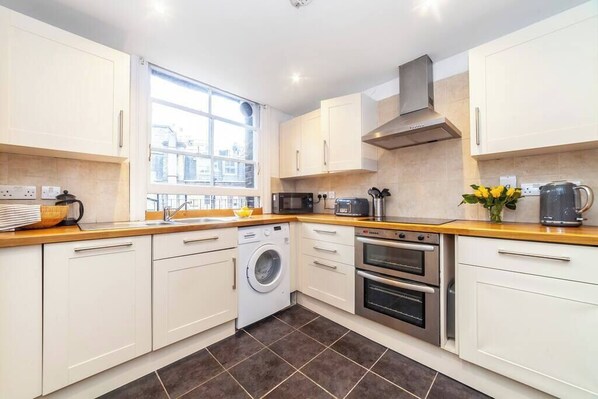 Fridge, microwave, oven, coffee/tea maker