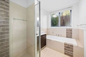 Baignoire, serviettes fournies, shampoing