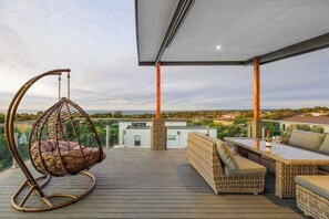 Outdoor dining - Blissful Sunhill | Pool & Bay Views (Mount Martha)