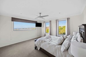 4 bedrooms, iron/ironing board, WiFi, bed sheets - Blissful Sunhill | Pool & Bay Views (Mount Martha)