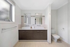 Badekar, håndklær og sjampo