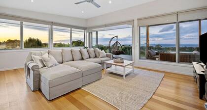 Family Holiday Retreat - Pool & Bay Views