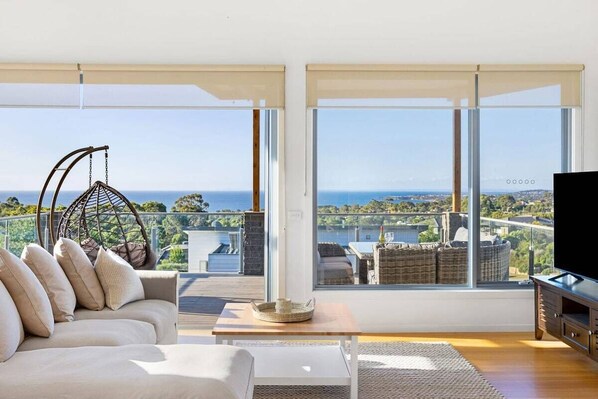 TV, books, offices - Family Holiday Retreat - Pool & Bay Views (Mount Martha)