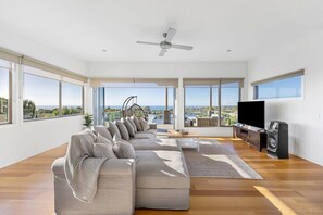 TV, books, offices - Family Holiday Retreat - Pool & Bay Views (Mount Martha)