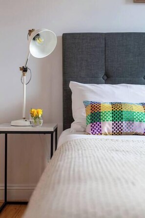 Iron/ironing board, WiFi, bed sheets - Cool Pad in Vibrant Mayfair nr Green Pk & Hyde Pk (London)