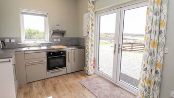 Réfrigérateur, bouilloire électrique, grille-pain