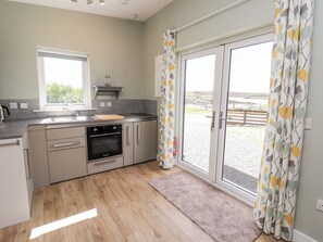 雪櫃、電熱水壺、多士爐、廚房用具/餐具/器皿