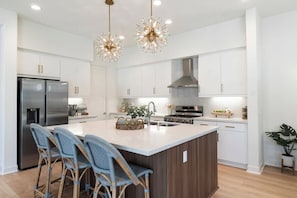 Fridge, microwave, oven, stovetop - Experience luxury in La Quinta at this spacious home with mountain views. (La Quinta)