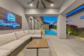 Terrace/patio - Experience luxury in La Quinta at this spacious home with mountain views. (La Quinta)