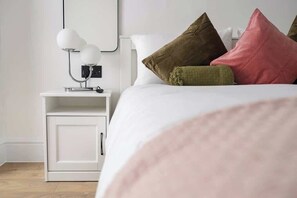 1 habitación, tabla de planchar con plancha y cuna de viaje 