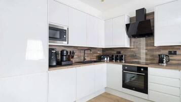 Een koelkast, een microgolfoven, een oven, een kookplaat