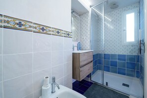 Douche, sèche-cheveux, bidet, serviettes fournies