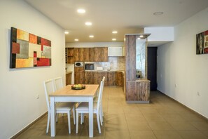 In-room dining - Comfy Haven in Netanya CTR by Sea N'Rent (Netanya)