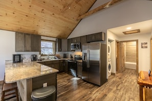 Kühlschrank, Mikrowelle, Herdplatte, Geschirrspüler