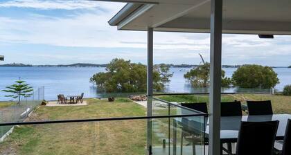 ABSOLUTE BEACHFRONT - Pindimar Luxurycozy private sandy beach,ducted aircon