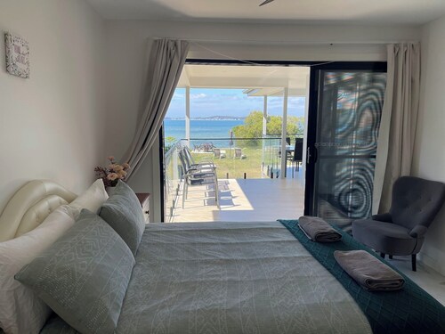 ABSOLUTE BEACHFRONT - Pindimar  Modern retreat private sandy beach，ducted aircon