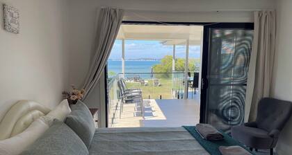 ABSOLUTE BEACHFRONT - Pindimar Modern retreat private sandy beach,ducted aircon