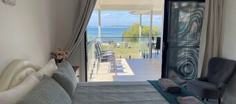 ABSOLUTE BEACHFRONT - Pindimar Modern retreat private sandy beach,ducted aircon