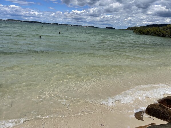 På stranden
