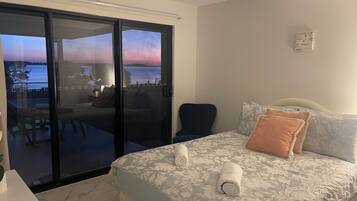 4 bedrooms, desk, WiFi, bed sheets