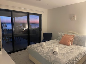4 bedrooms, desk, WiFi, bed sheets