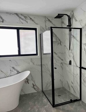Shower, hair dryer, towels, toilet paper - ABSOLUTE BEACHFRONT - Pindimar  Luxurycozy private sandy beach，ducted aircon (Pindimar)
