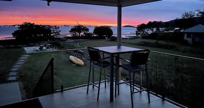 ABSOLUTE BEACHFRONT Pindimar Beach house Spacious,luxurycozy ducted aircon more