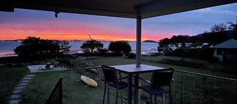 ABSOLUTE BEACHFRONT Pindimar Beach house Spacious,luxurycozy ducted aircon more