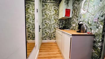 Chambre Double Signature, 1 lit double, salle de bains attenante | Cuisine privée | Grand réfrigérateur, micro-ondes, four, plaque de cuisson