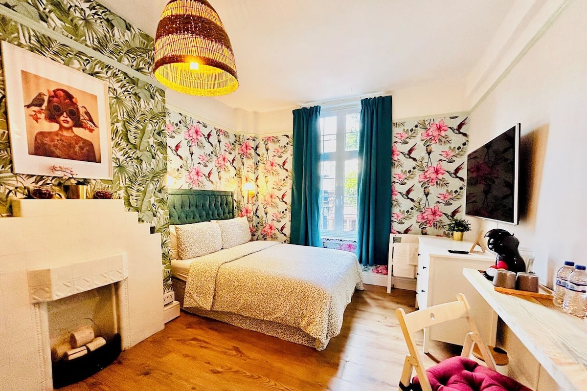 Kahden hengen deluxe-huone, 1 parisänky, tupakointi kielletty, jaettu kylpyhuone (R2) | Yksilöllisesti sisustettu, yksilöllisesti kalustettu, pimennysverhot