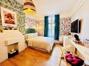 Deluxe-Doppelzimmer, 1 Doppelbett, Nichtraucher, Gemeinschaftsbad (R2) | Individuell dekoriert, individuell eingerichtet, Verdunkelungsvorhänge