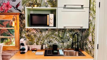 Signature Double Room, 1 Double Bed, Ensuite | Private kitchen | Full-size fridge, microwave, oven, stovetop