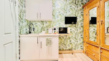 特色四人房 | 私人廚房 | 公共區域設有雪櫃、公共區域設有微波爐、特濃咖啡機、咖啡機/沖茶器