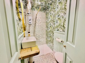 Standard Studio, 1 Double Bed, Ensuite | Bathroom | Hair dryer, towels, soap, shampoo - Rest Boutique Portobello (London)