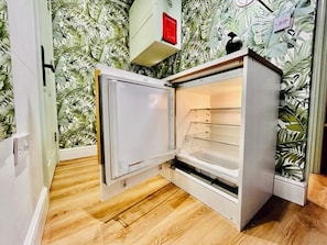 بديكورات فريدة لكل غرفة وطراز فريد لكل وحدة وستائر تعتيم ومكواة/لوح كي