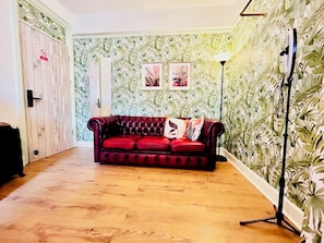 بديكورات فريدة لكل غرفة وطراز فريد لكل وحدة وستائر تعتيم ومكواة/لوح كي