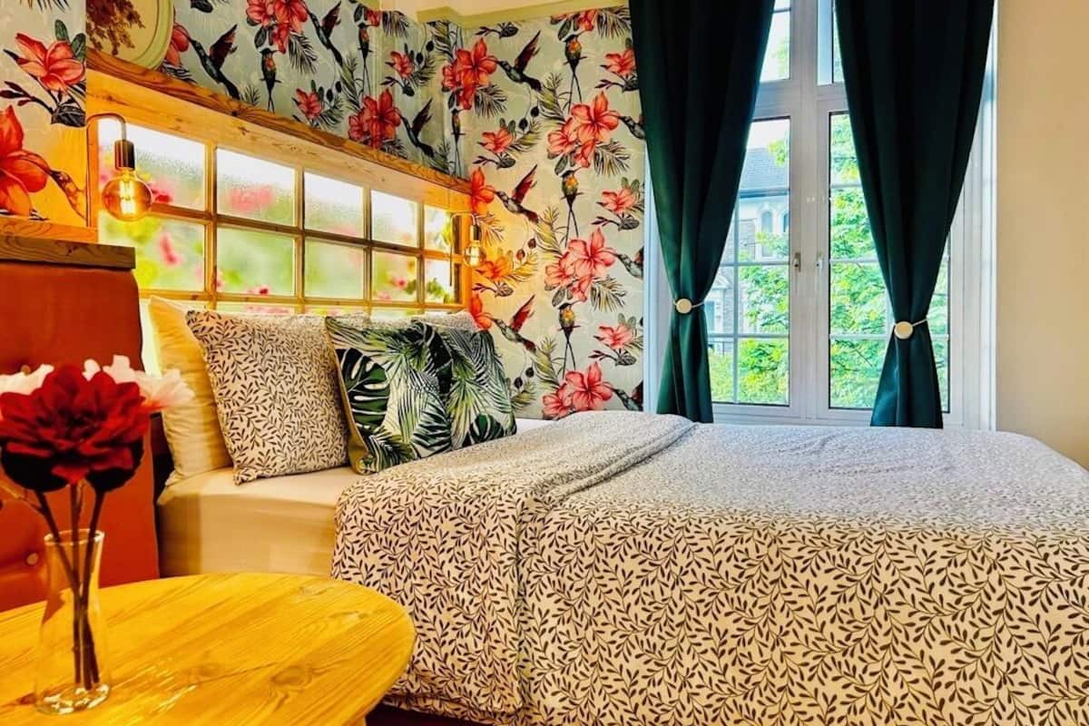 Kahden hengen signature-huone, 1 parisänky, kylpyhuone makuuhuoneen yhteydessä | Yksilöllisesti sisustettu, yksilöllisesti kalustettu, pimennysverhot