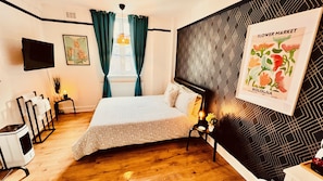 بديكورات فريدة لكل غرفة وطراز فريد لكل وحدة وستائر تعتيم ومكواة/لوح كي