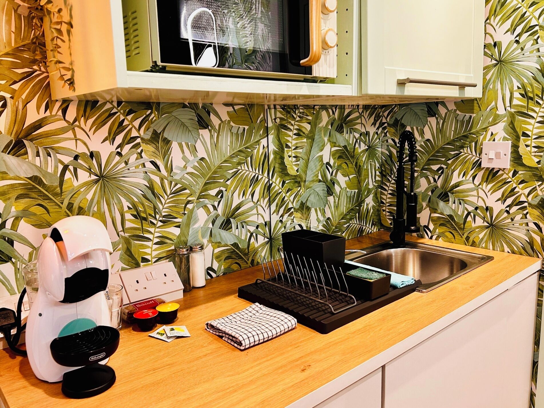 Kahden hengen signature-huone, 1 parisänky, kylpyhuone makuuhuoneen yhteydessä | Yksityinen keittiö | Jääkaappi, mikroaaltouuni, espressokone, kahvin-/teenkeitin