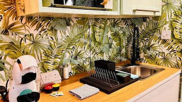 Quarto casal com design assinado, 1 cama de casal, suíte | Cozinha privada | Geladeira grande, micro-ondas, fogão, cooktop