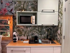 Habitación Signature doble, 1 cama doble, baño privado | Cocina privada | Frigorífico grande, microondas, horno y placa de cocina