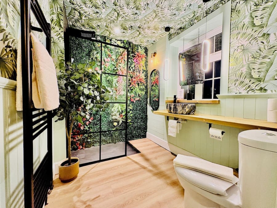 Monolocale Superior | Bagno | Asciugacapelli, asciugamani, sapone, shampoo