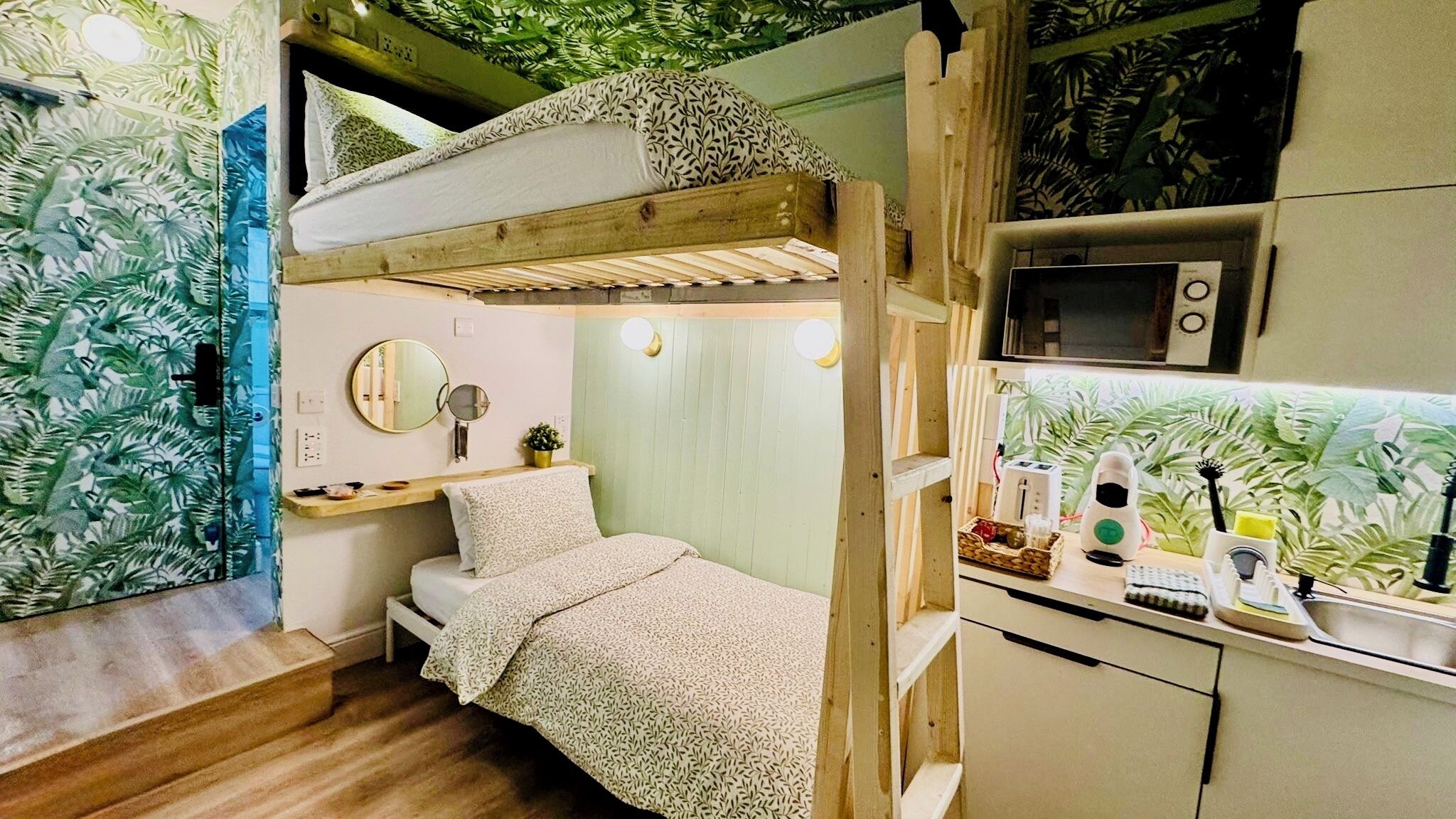 Estudio superior, para no fumadores, baño en la habitación | Decoración personalizada, muebles diferentes y cortinas blackout 